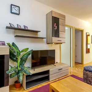 Luna 1 Apartment